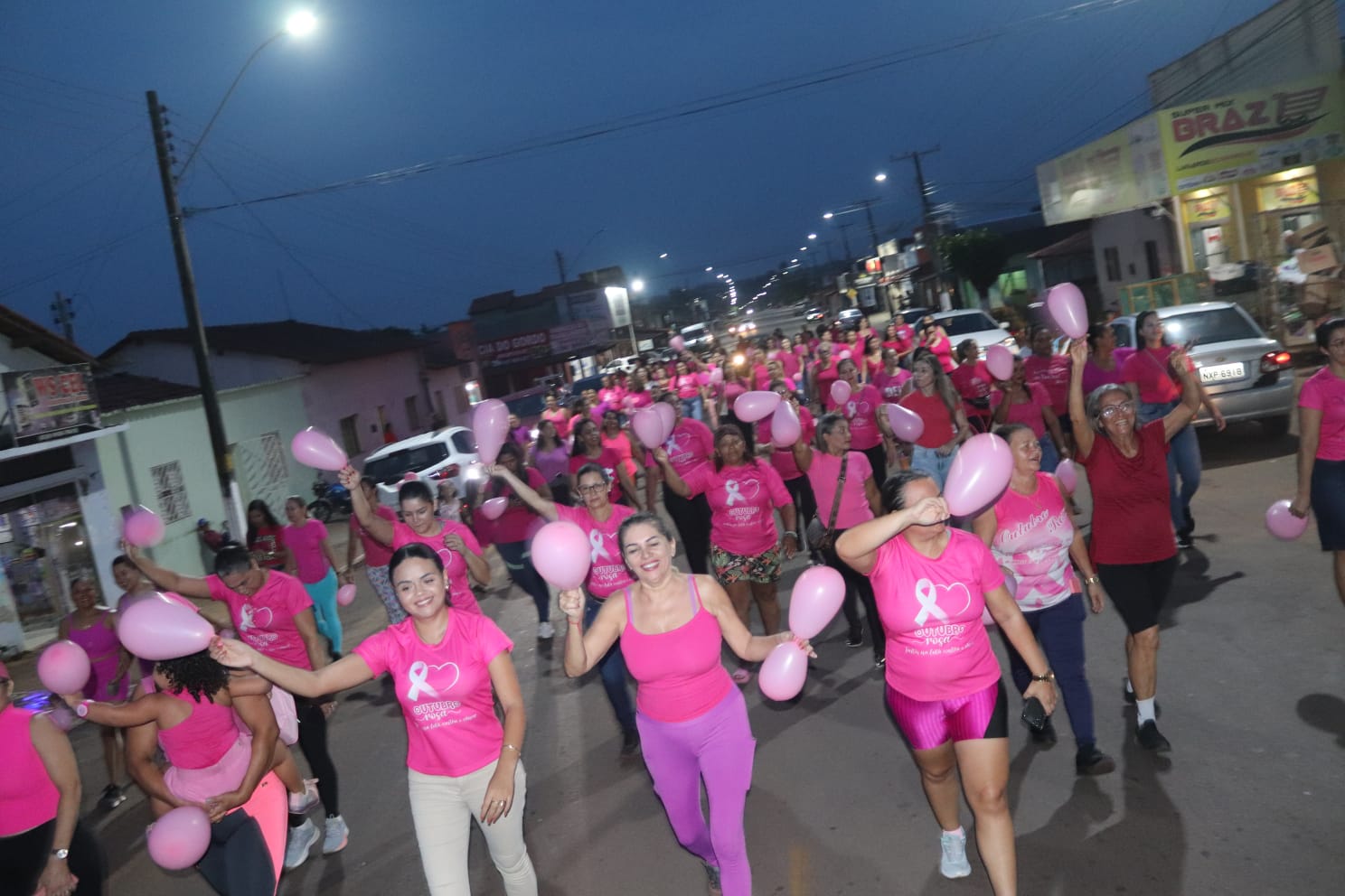 Wanderlândia se une na Caminhada Rosa para conscientizar sobre o câncer de mama.